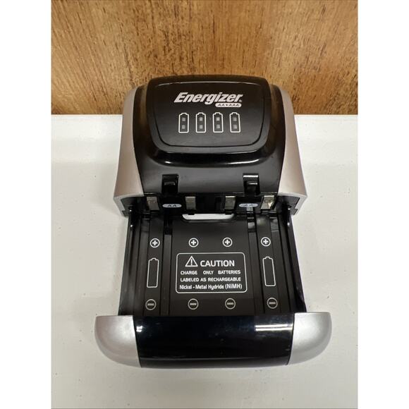 Energizer CHDC8 Ni-MH Battery Charger for 4 AA & AAA Batteries - Picture 2 of 4